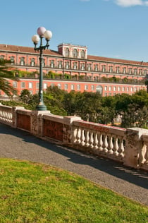 Entrée du Palais royal de Naples avec carte postale Pemcards