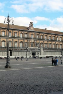 Entrée du Palais royal de Naples avec carte postale Pemcards