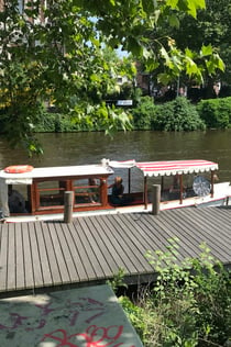 Amsterdam: Privat historisk kanalkryssning på båt från Hermitage Museum