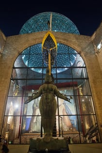Teatr-muzeum Dalego nocą