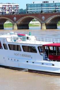 Bordeaux: Cruzeiro guiado no Garonne com um drinque e um canelé