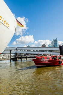 Hamburg: Hop-on Hop-off Harbor Tour + Cap San Diego