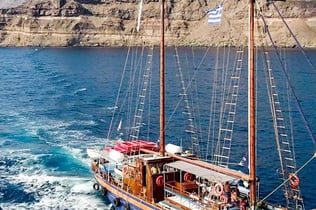 Excursiones en barco por Santorini