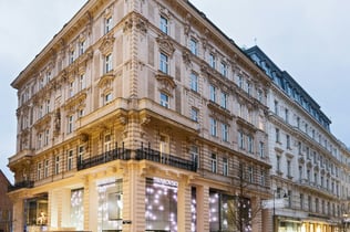 Swarovski Crystal Worlds Shopping Experience Tour with Champagne & Gift