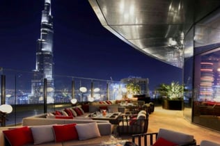 엄선된 음료와 부르즈 할리파 전망을 즐길 수 있는 CÉ LA VI에서 즐기는 세트 메뉴 점심 식사
