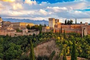 Granada: Guided Tour in Alhambra & Nasrid Palaces + Transportation from Málaga