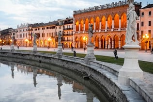 Padua: Guided Tour + Train Transfers from Venice + Botanical Garden Entry